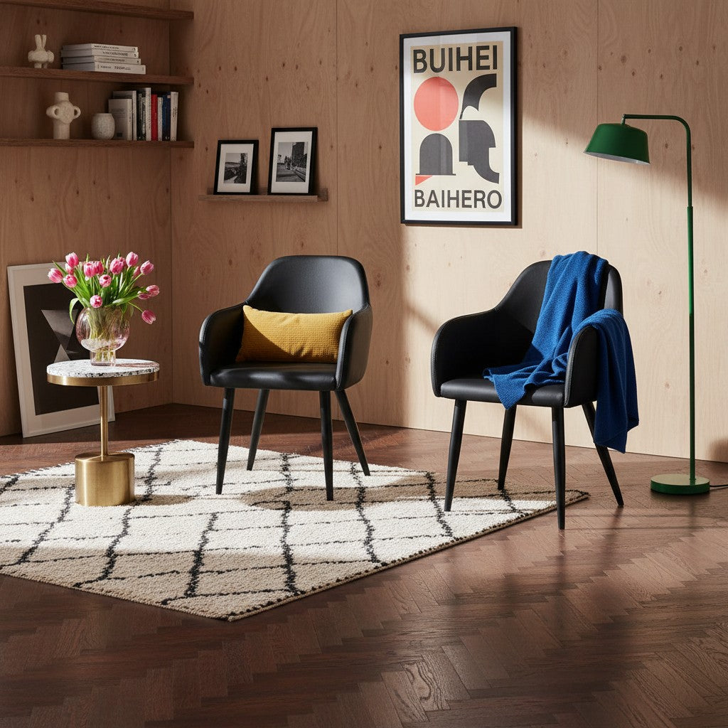 TOCO Meubles Chaise salle à manger Parker en similicuir noir avec pieds en métal noir, design moderne et confortable.