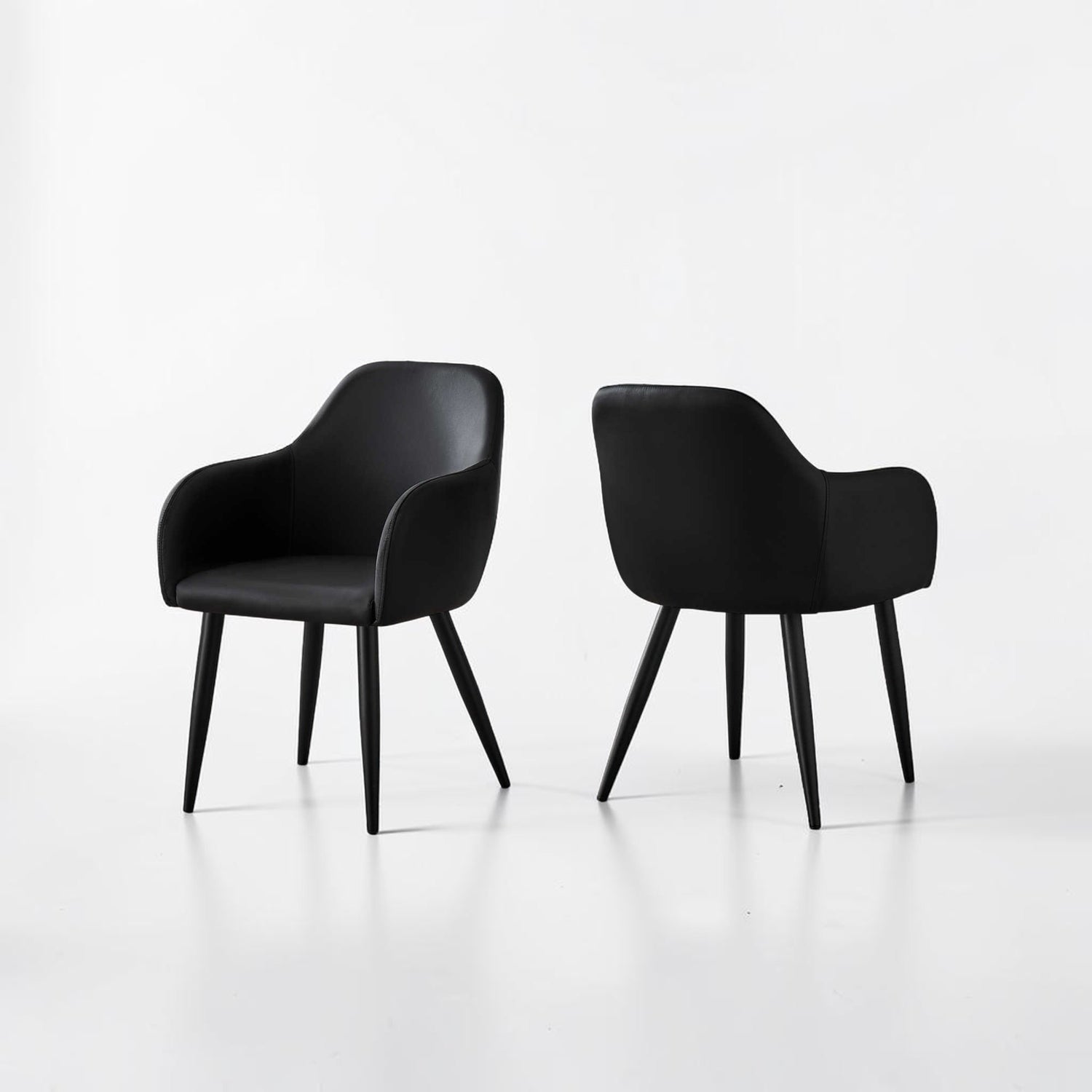Chaise de salle à manger Parker en similicuir noir de TOCO Meubles, avec accoudoirs et pieds noirs, style contemporain.