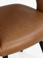 Chaise de salle à manger TOCO Meubles Rody en similicuir cognac avec accoudoirs et pieds en métal noir