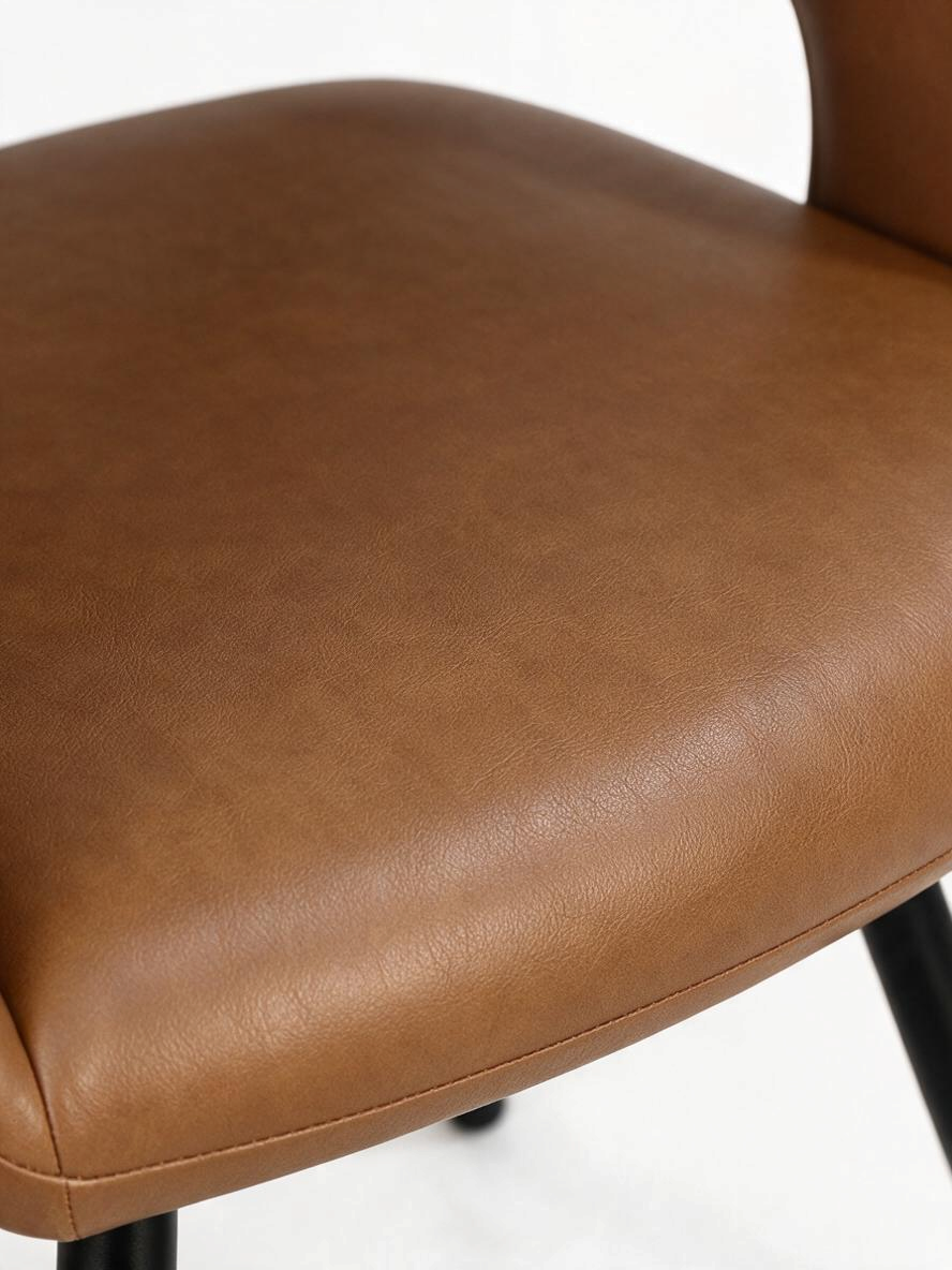 Chaise de salle à manger TOCO Meubles Rody en similicuir cognac avec accoudoirs et pieds en métal noir