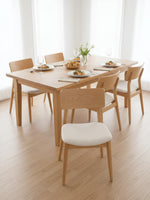 Chaise Ronde Transformer TOCO Meubles en chêne scandinave avec assise rembourrée claire dans une salle à manger