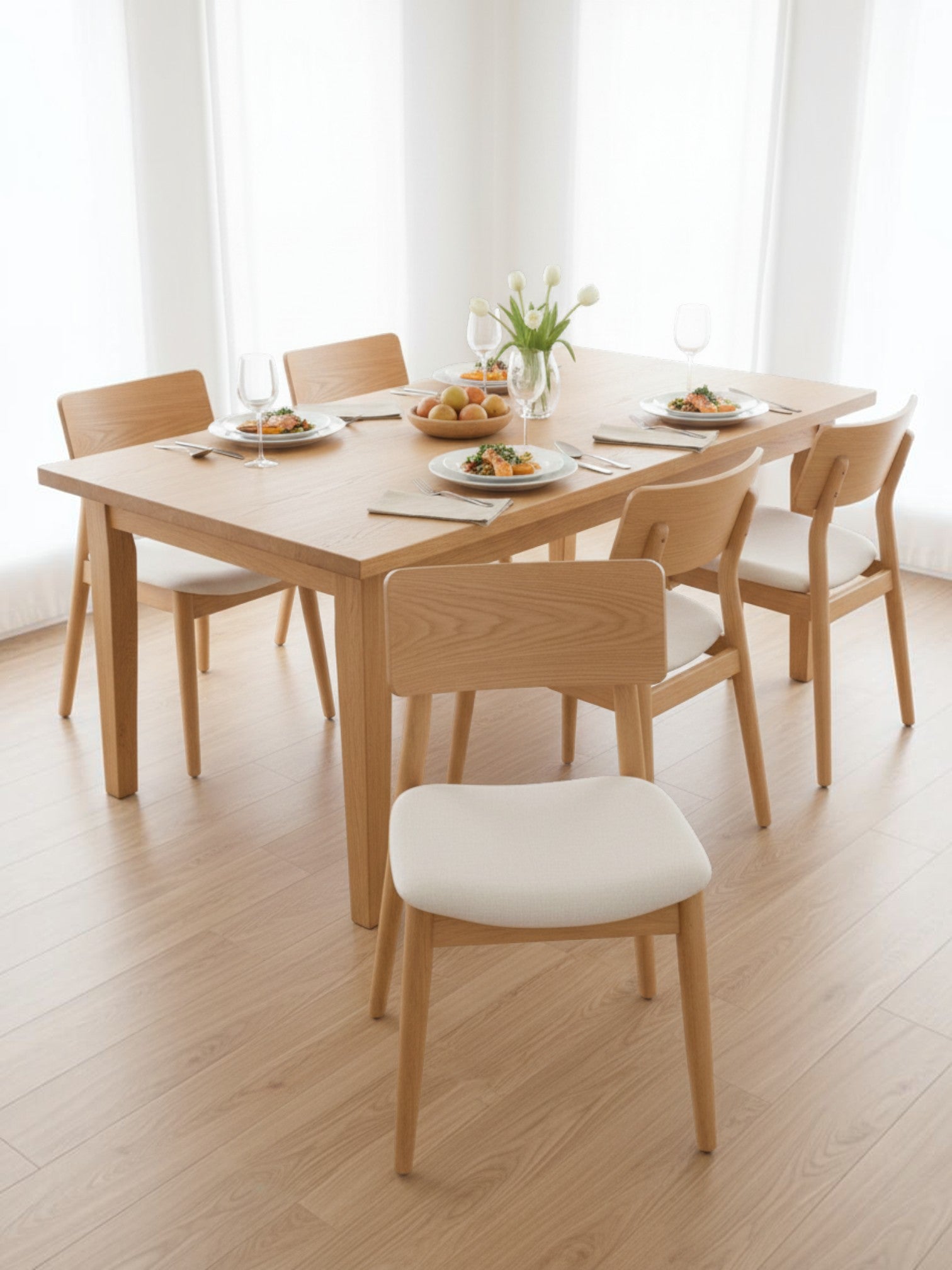 Chaise Ronde Transformer TOCO Meubles en chêne scandinave avec assise rembourrée claire dans une salle à manger