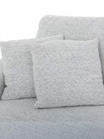 Gros plan sur les coussins texturés gris pâle de la chaise Sacha par TOCO Meubles, design contemporain et confortable