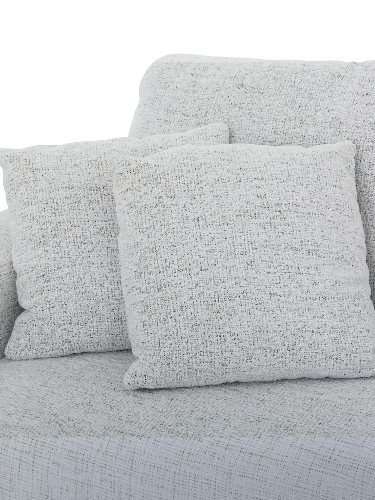 Gros plan sur les coussins texturés gris pâle de la chaise Sacha par TOCO Meubles, design contemporain et confortable