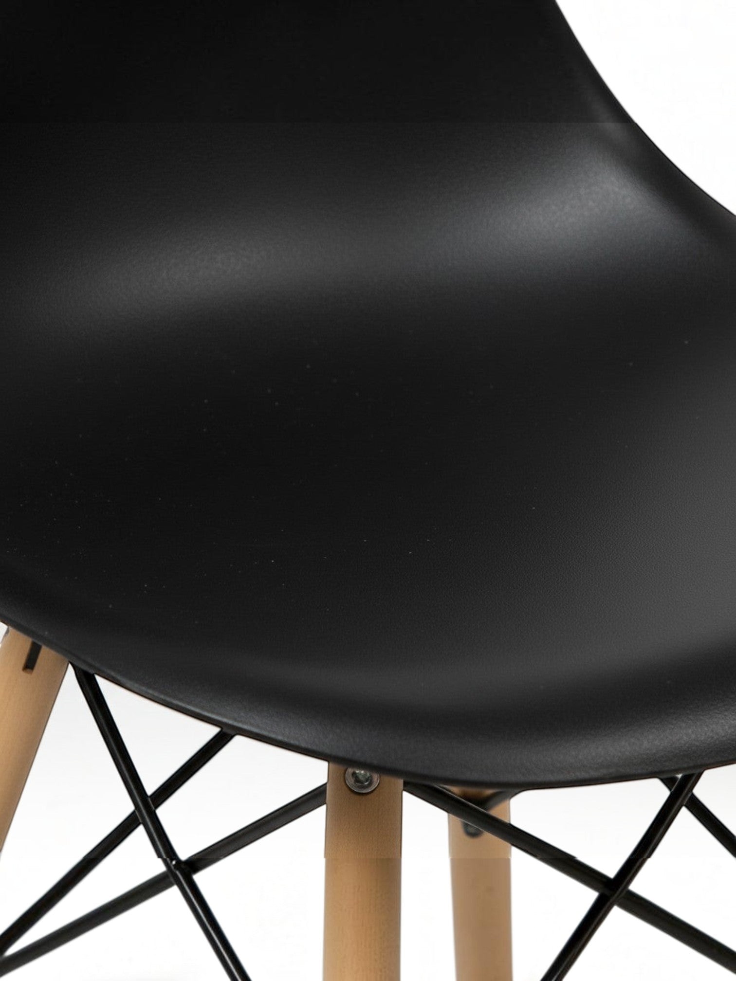 Chaise de salle à manger Zéphyr noire en plastique avec pieds en bois naturel et structure métallique noire par TOCO Meubles.