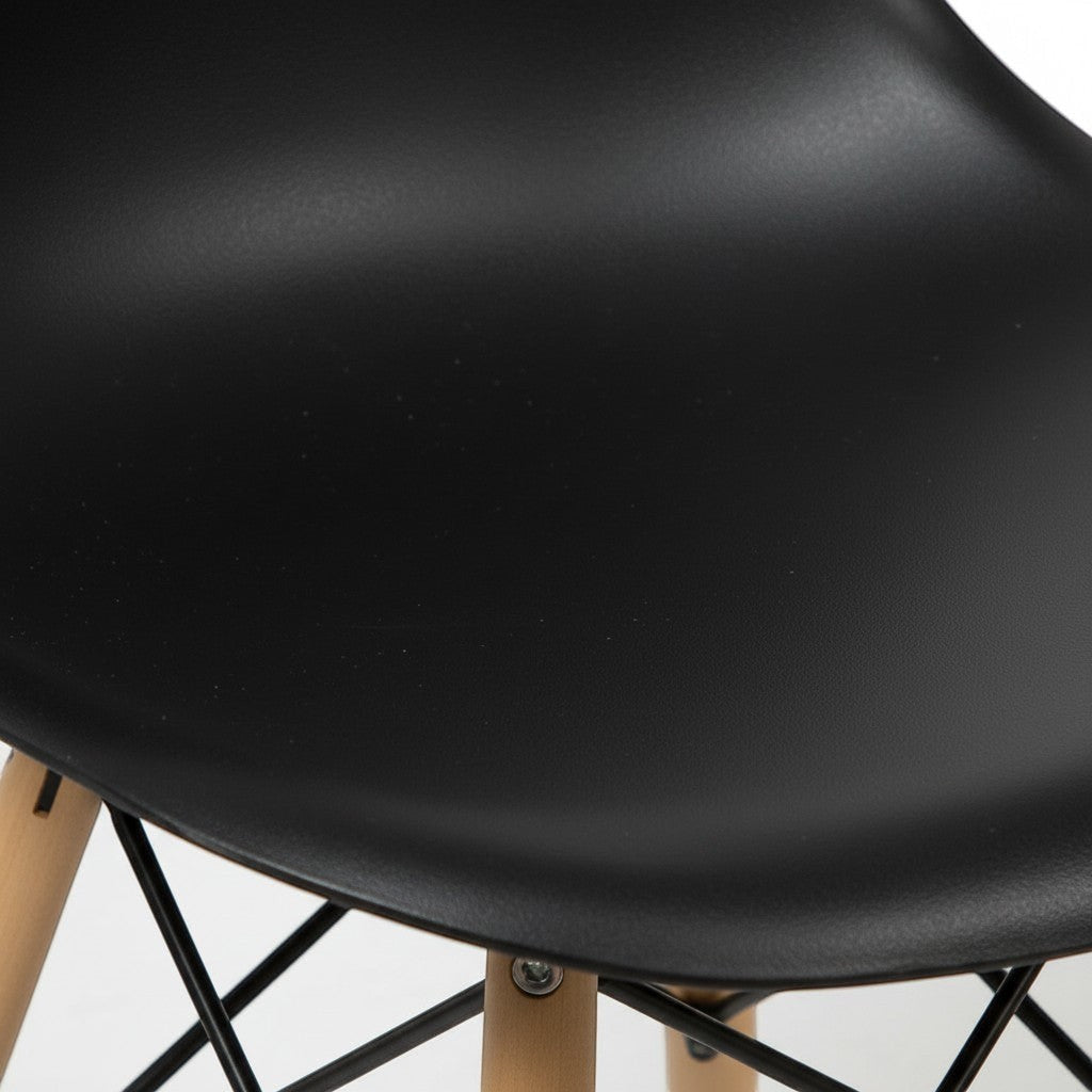 Chaise de salle à manger Zéphyr noire en plastique avec pieds en bois naturel et structure métallique noire par TOCO Meubles.