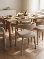 Chaise de salle à manger Ady beige par TOCO Meubles avec dossier courbé et assise rembourrée autour d'une table en bois