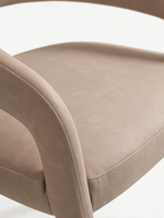 Chaise de salle à manger Ady par TOCO Meubles, design contemporain beige avec dossier courbé et assise rembourrée.