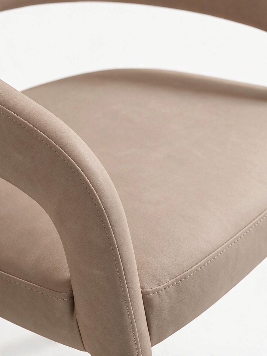 Chaise de salle à manger Ady par TOCO Meubles, design contemporain beige avec dossier courbé et assise rembourrée.