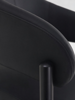 Chaise de salle à manger TOCO Meubles Bronso noire en similicuir avec dossier courbé et pieds en métal noir mat