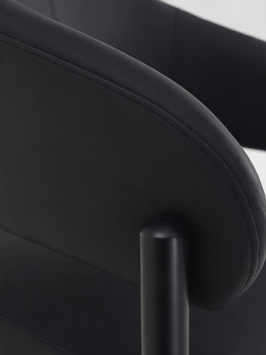 Chaise de salle à manger TOCO Meubles Bronso noire en similicuir avec dossier courbé et pieds en métal noir mat