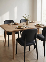 Chaises de salle à manger Gidéo noires en similicuir avec structure en métal noir mat autour d'une table TOCO Meubles