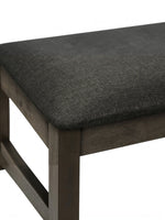 Gros plan sur le siège rembourré en tissu gris et la structure en bois massif gris antique de la chaise TOCO Meubles Robby