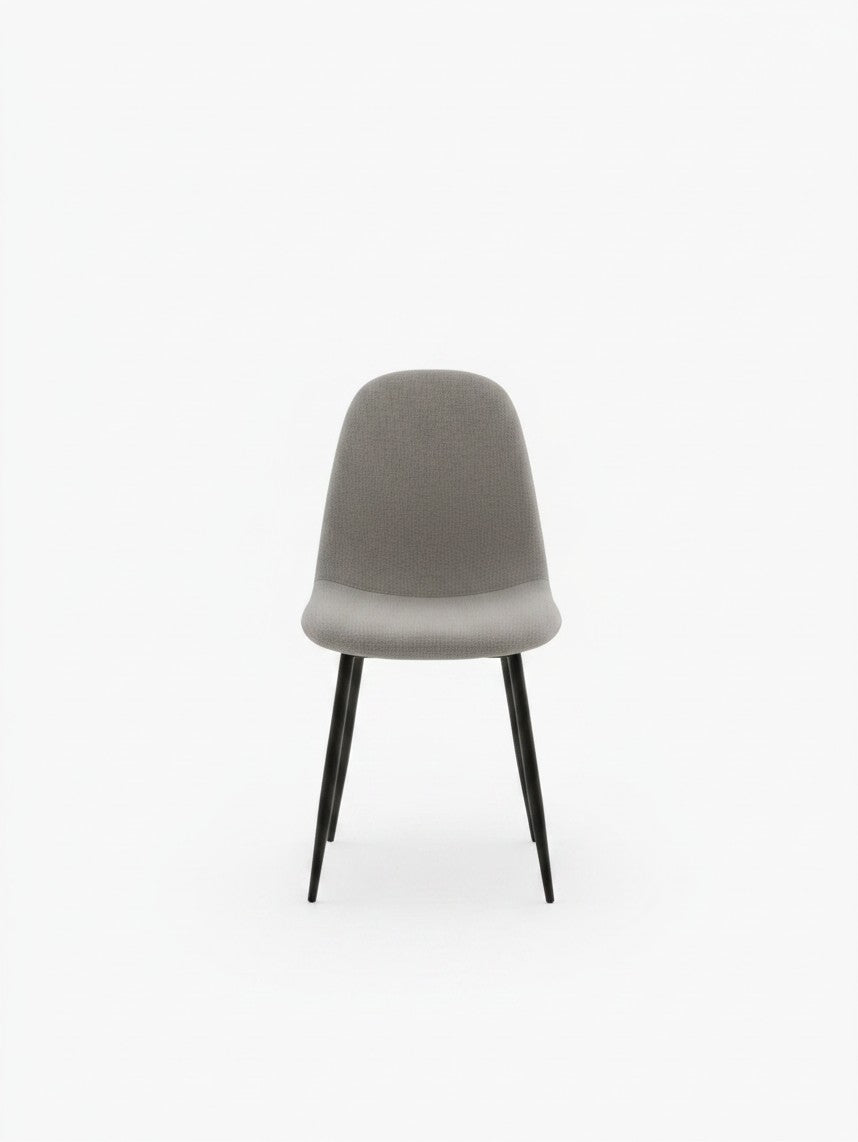 Chaise de salle à manger Noa par TOCO Meubles avec assise en tissu gris et pieds fins en métal noir