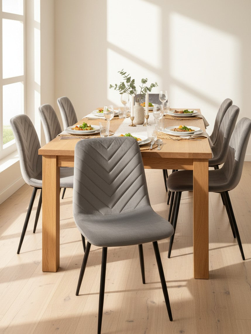 Chaise de salle à manger Knox TOCO Meubles en tissu gris avec dossier ergonomique matelassé et pieds noirs