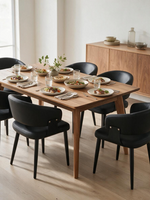 Ensemble de salle à manger TOCO Meubles avec chaises Loany noires en similicuir autour d'une table en bois naturel