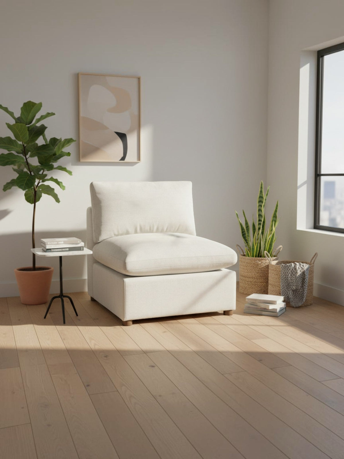 Chaise sans bras Montrose de TOCO Meubles en tissu blanc texturé dans un salon lumineux avec plante et table basse