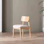 Chaise TOCO Meubles en bois de chêne scandinave avec assise rembourrée crème, design moderne et épuré.