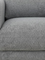 Gros plan sur le revêtement en tissu gris texturé de la chaise Simone de TOCO Meubles