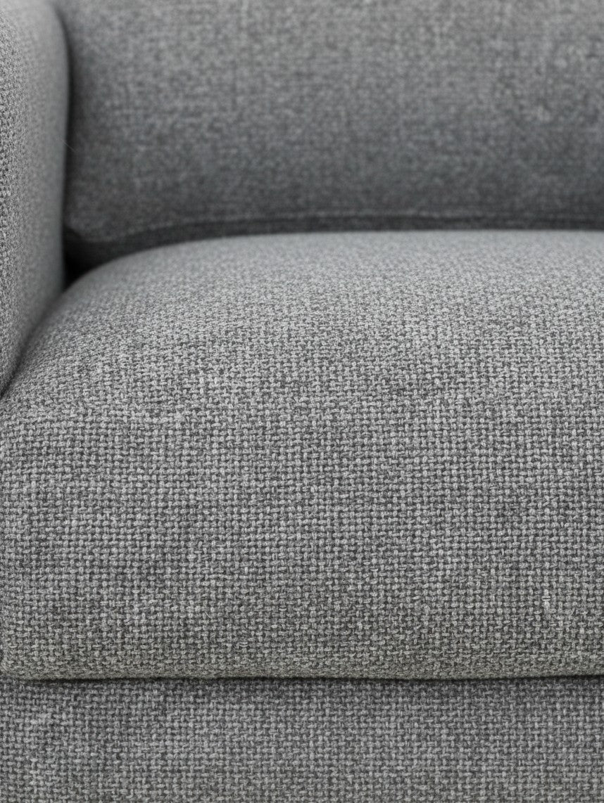 Gros plan sur le revêtement en tissu gris texturé de la chaise Simone de TOCO Meubles