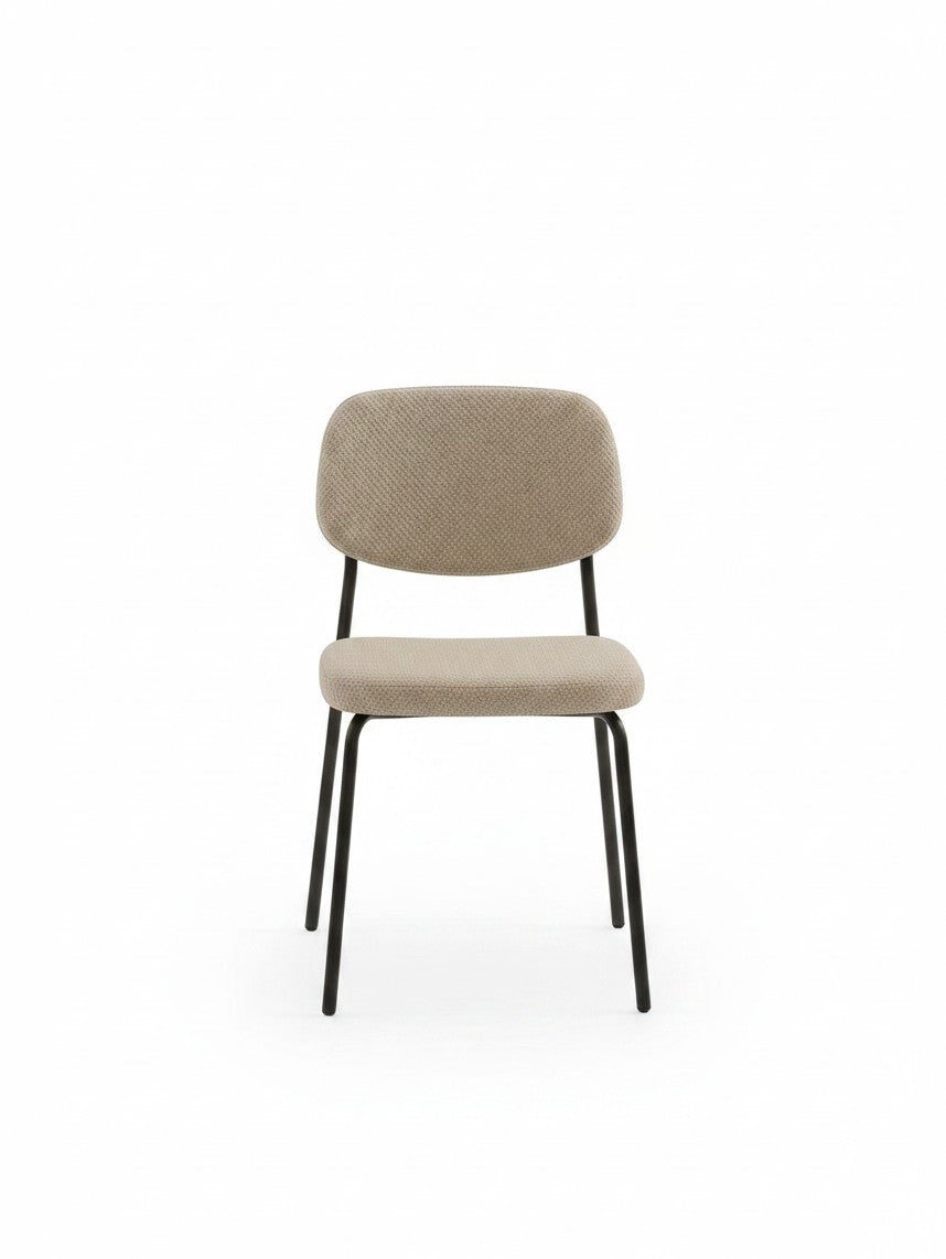 Chaise de salle à manger Swan TOCO Meubles en tissu beige texturé avec pieds en métal noir, vue de face