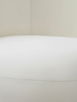 Gros plan sur le revêtement en velours blanc crème de la chaise d'appoint Swayn de TOCO Meubles