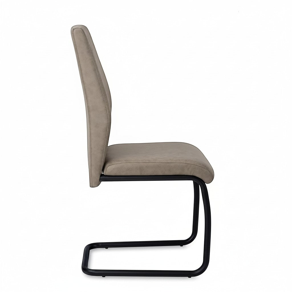 Chaise de salle à manger taupe Baxter de TOCO Meubles, revêtue de suède avec base en métal noir.