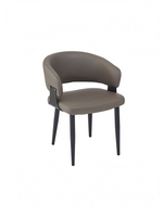 Chaise de salle à manger TOCO Meubles Loany taupe foncé en similicuir avec dossier baquet et pieds en métal noir mat