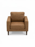 Chaise Telora TOCO Meubles en cuir caramel avec accoudoirs carrés et pieds en bois foncé, vue de face