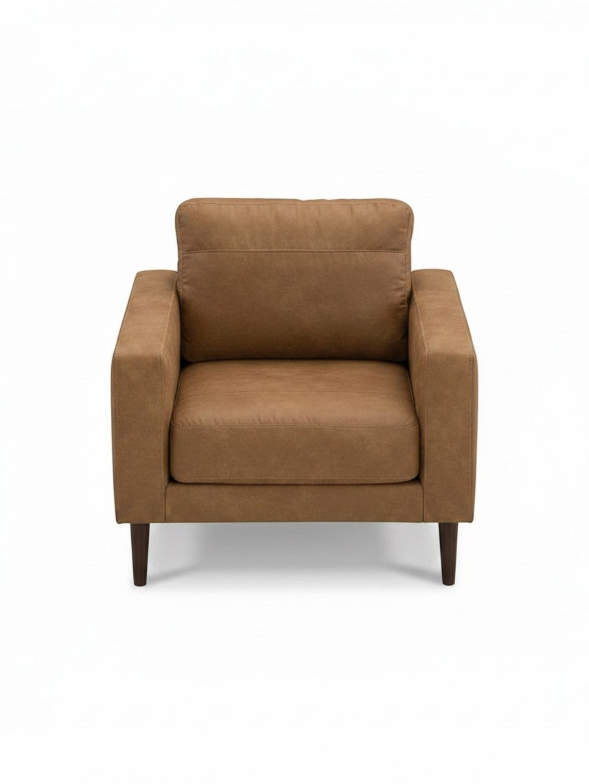 Chaise Telora TOCO Meubles en cuir caramel avec accoudoirs carrés et pieds en bois foncé, vue de face