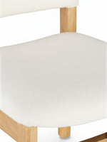 Gros plan sur le siège en tissu blanc et la structure en chêne scandinave de la chaise TOCO Meubles Transformer