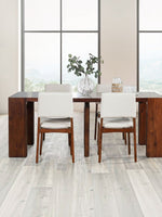 Chaises Transformer Table TOCO Meubles en noyer américain, assise et dossier blancs, design moderne et épuré.