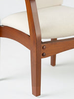 Chaise TOCO Meubles Transformer en noyer américain avec tissu crème, structure en bois et détails de rivets.