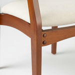 Chaise TOCO Meubles Transformer en noyer américain avec tissu crème, structure en bois et détails de rivets.