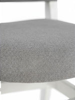 Gros plan sur le siège gris en tissu imperméable de la chaise Transformer Table en bouleau par TOCO Meubles