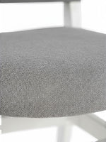 Gros plan sur le siège gris en tissu imperméable de la chaise Transformer Table en bouleau par TOCO Meubles
