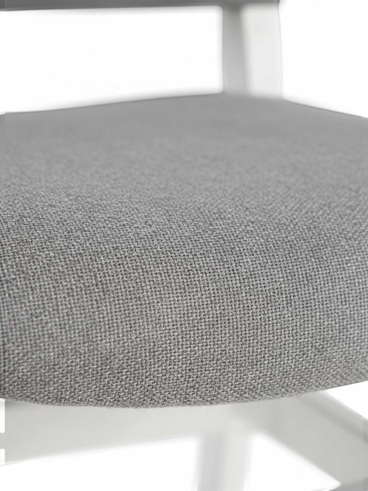 Gros plan sur le siège gris en tissu imperméable de la chaise Transformer Table en bouleau par TOCO Meubles