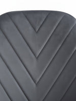 Gros plan sur le dossier en velours gris foncé de la chaise TOCO Meubles Jenny avec coutures décoratives en chevrons