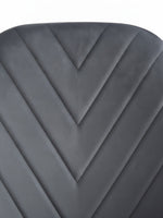 Gros plan sur le dossier en velours gris foncé de la chaise TOCO Meubles Jenny avec coutures décoratives en chevrons
