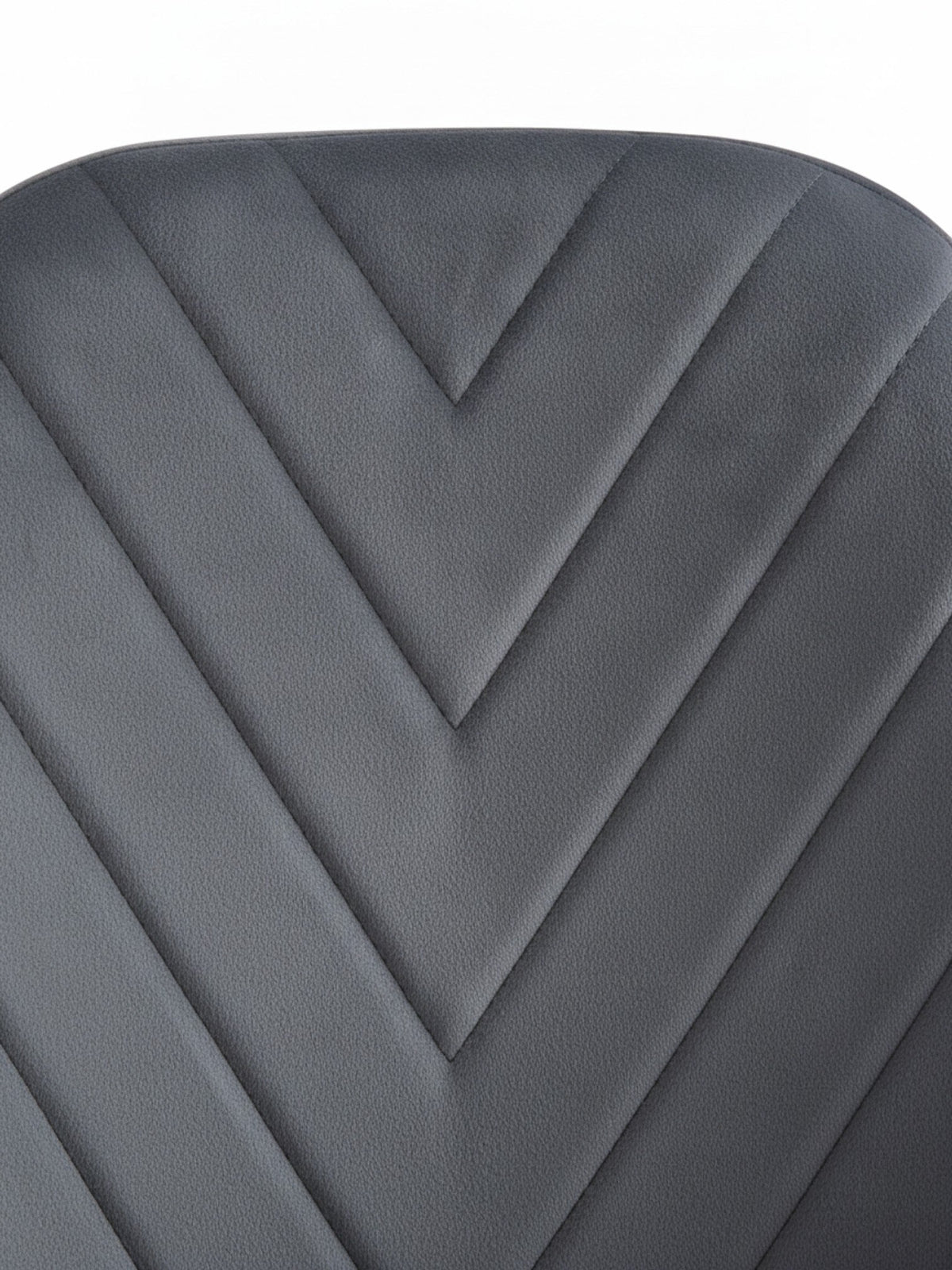 Gros plan sur le dossier en velours gris foncé de la chaise TOCO Meubles Jenny avec coutures décoratives en chevrons