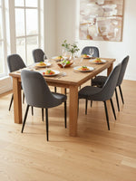 Chaises de salle à manger TOCO Meubles Jenny en velours gris foncé avec pieds en acier noir autour d'une table en bois