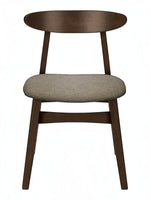 Chaise de salle à manger TOCO Meubles Venice en bois massif foncé avec assise rembourrée en tissu gris texturé.
