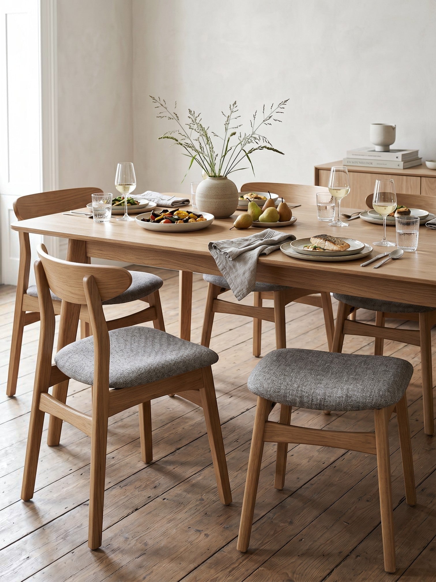 Chaise de salle à manger TOCO Meubles Venice en bois massif avec assise rembourrée en tissu gris style scandinave