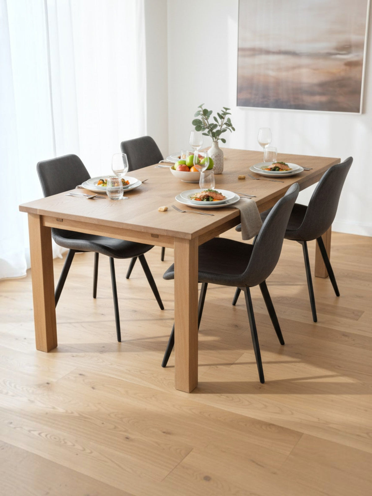 Chaises de salle à manger TOCO Meubles Vito en similicuir gris avec pieds en métal noir autour d'une table en bois