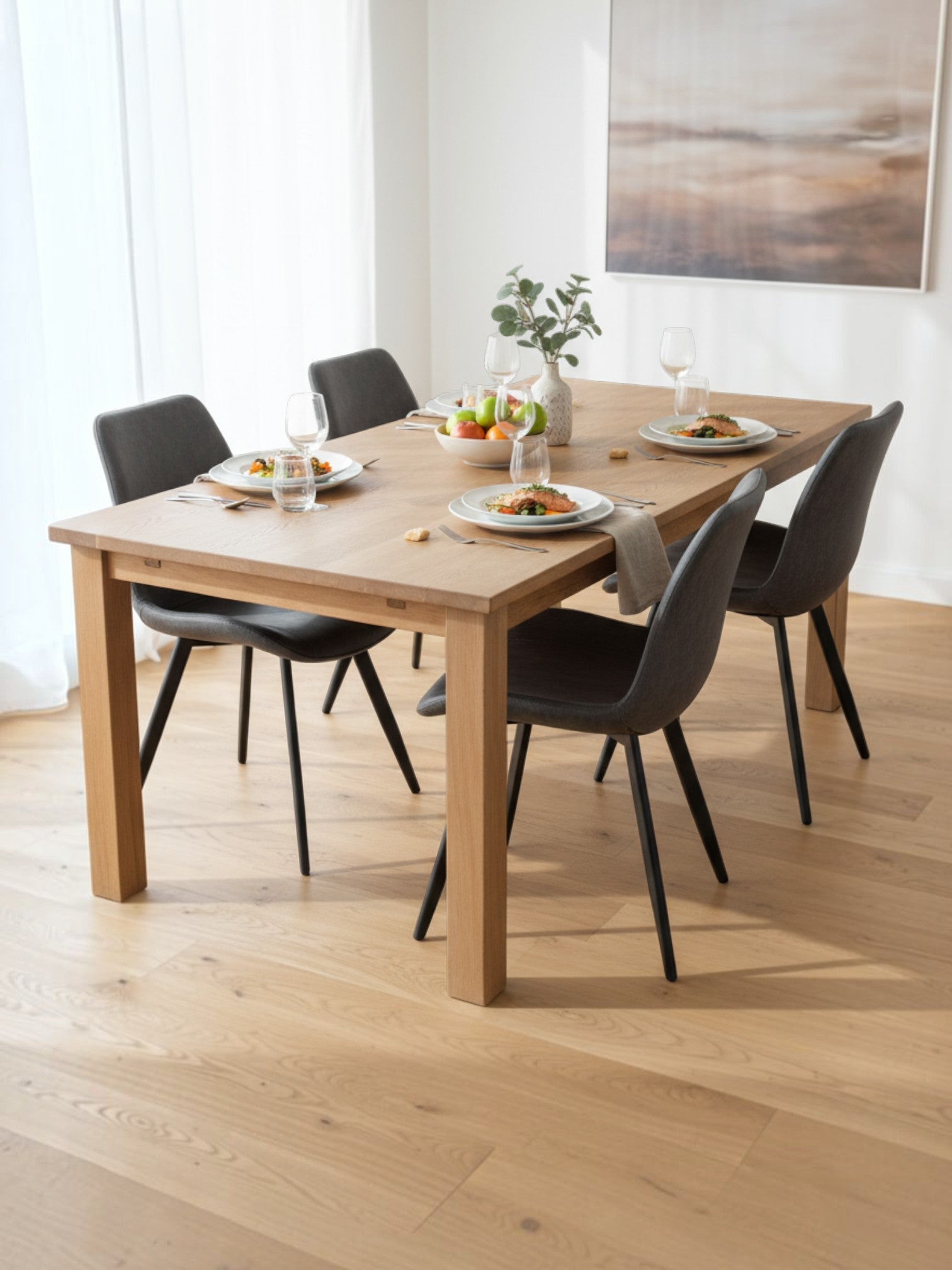 Chaises de salle à manger TOCO Meubles Vito en similicuir gris avec pieds en métal noir autour d'une table en bois