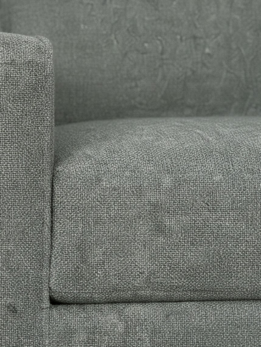 Gros plan sur le revêtement en tissu gris texturé de la chaise Zela de TOCO Meubles