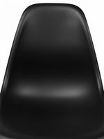 Dossier noir incurvé de la chaise de salle à manger Zéphyr par TOCO Meubles au design scandinave minimaliste
