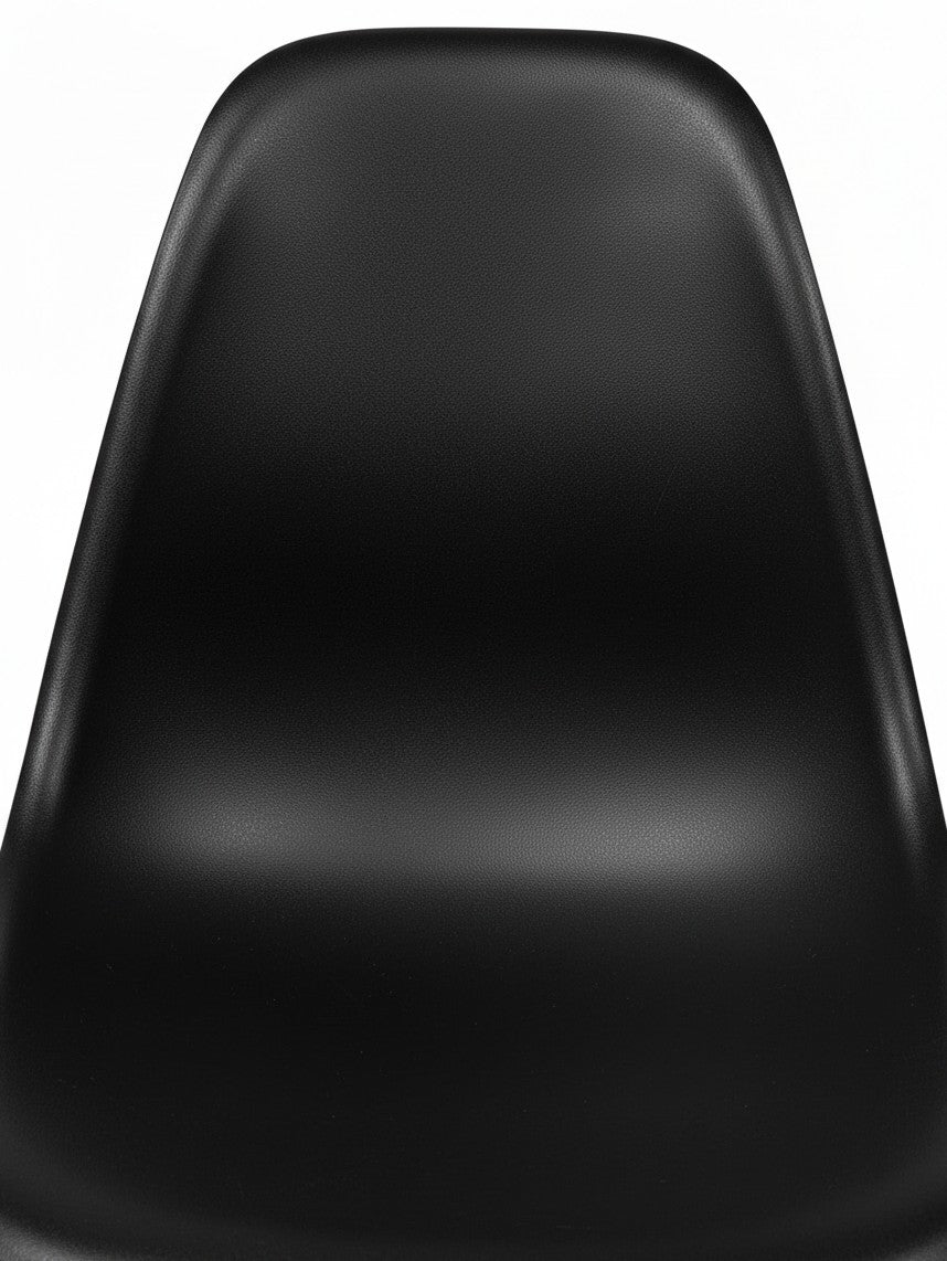 Dossier noir incurvé de la chaise de salle à manger Zéphyr par TOCO Meubles au design scandinave minimaliste
