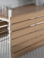 Chariot de bar extérieur TOCO Meubles en bois clair avec structure blanche, idéal pour terrasse et jardin.