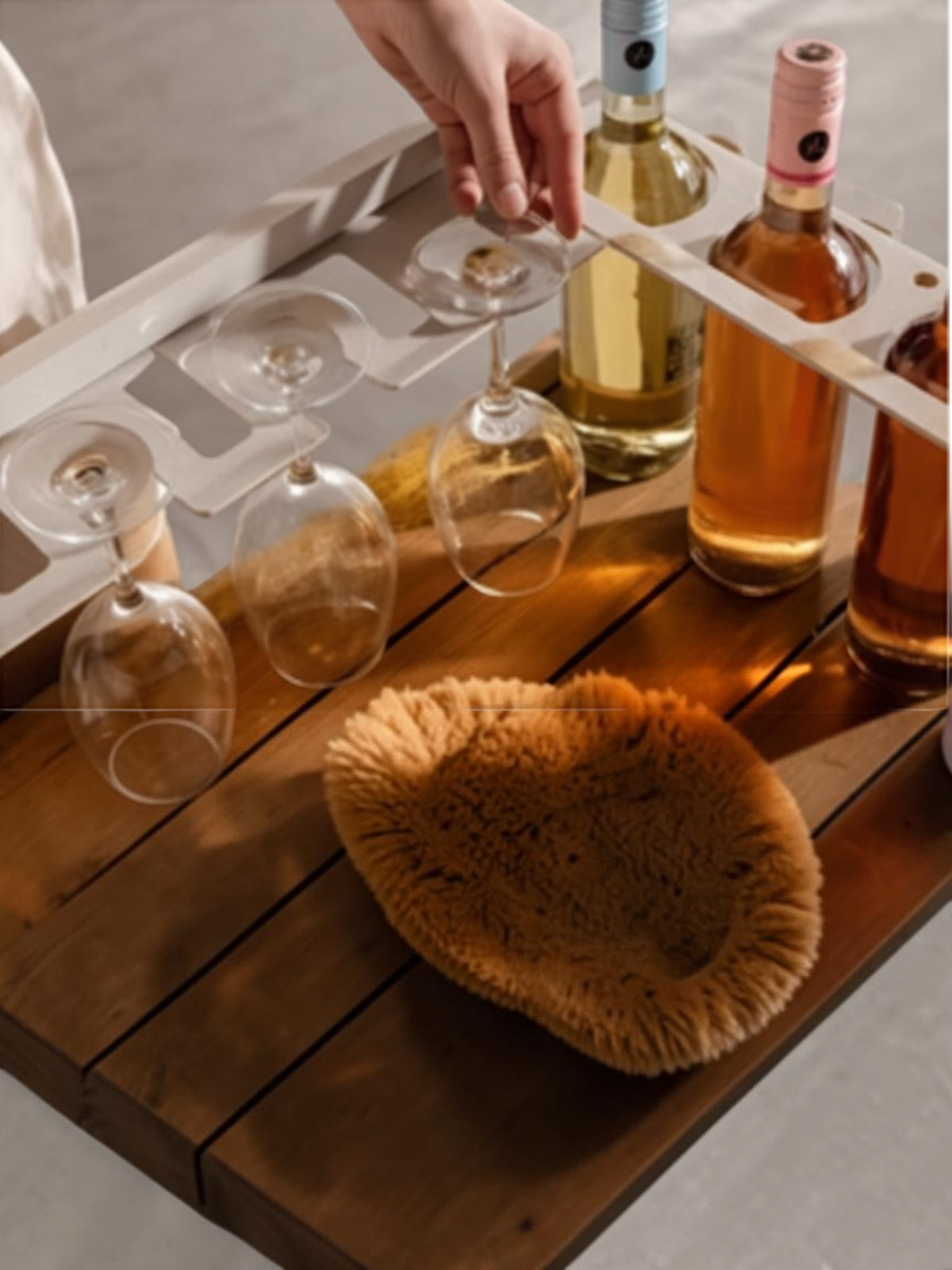 Chariot de bar d'extérieur TOCO Meubles en bois massif avec support à verres et bouteilles sur le plateau supérieur